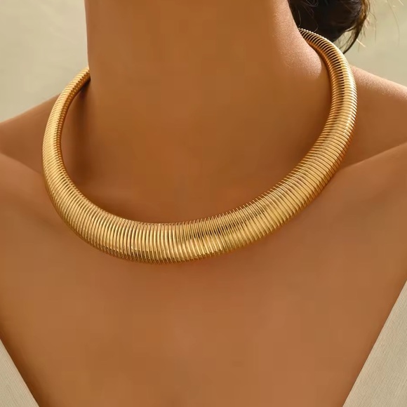 Vintage Gold Choker Collar Necklace – Sleek & Bold - Picture 6 of 8